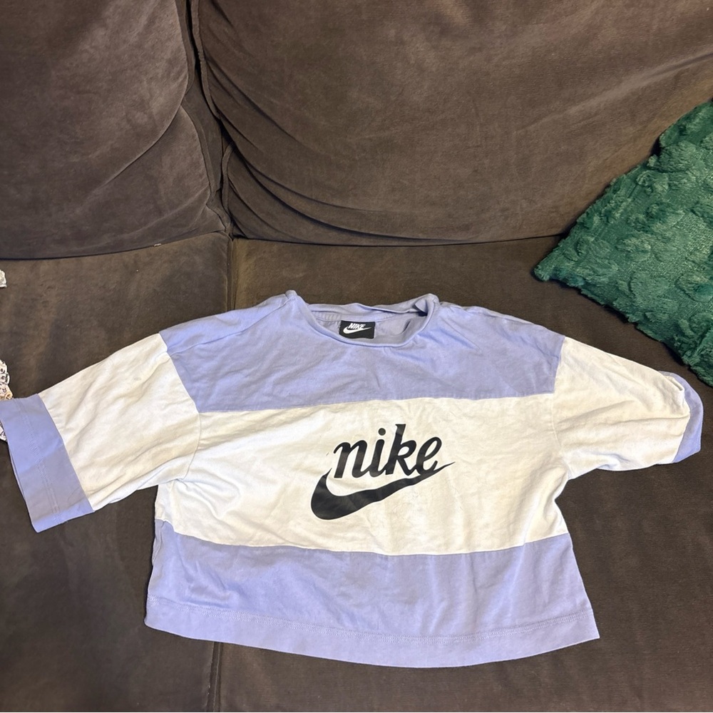 Nike women’s purple and White cropped Shirt